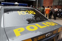 Puluhan polisi dan anggota TNI ini mengamankan kantor tersebut dari ratusan penumpang yang ingin refund tiket sejak pagi hari.