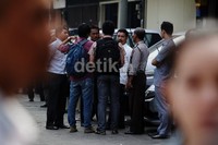 Ratusan calon penumpang yang sudah membeli tiket Batavia Air pun masih berkumpul di kantor pusat Batavia Air menunggu kejelasan nasib mereka.