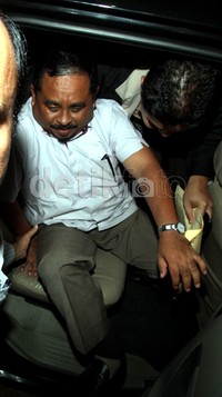 Luthfi Hasan turun dari mobil Innova B1031 UFS. Ramses/detikFoto.