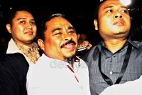 Luthfi sebelumnya dijemput KPK dari kantor DPP PKS di Jalan TB Simatupang, Jakarta. Malam ini Luthfi akan diperiksa terkait status dirinya sebagai tersangka kasus dugaan suap daging impor. Ramses/detikFoto.