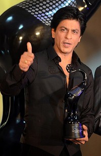 SRK tampil serba hitam. AFP/Punit Paranjpe.