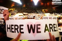 Fans memberi kejutan pada BoA dengan mengangkat banner bertuliskan Here We Are!. (SME)