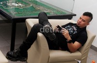 Ayah dari Al, El, dan Dul itu bersantai di belakang panggung. Gus Mun/detikHOT.