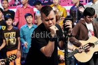 Ia tampak sangat menghayati lagu yang dinyanyikannya. Gus Mun/detikHOT.