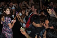 Gemma pun sempat memberikan tanda tangannya pada para fans. Lisa Maree Williams/Getty Images.