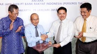 Direktur Bisnis UMKM PT Bank Rakyat Indonesia (Persero) Tbk Djarot Kusumayakti (kiri), Kadiv Kebijakan dan Pengembangan Bisnis Mikro BRI Agus Katon ES (dua dari kiri), Direktur Keuangan PD Pasar Jaya Alexander Yerris (dua dari kanan), dan Direktur Usaha dan Pengembangan PD Pasar Jaya Ivo Edwin Arianto (kanan) saat penandatanganan kerja sama antara BRI dengan PD Pasar Jaya di Jakarta, Selasa (29/13). (dok BRI)