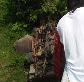 Truk Muat Sirtu Terjun ke Sungai, Sopir Kritis