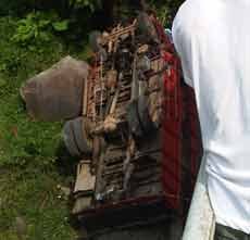 Truk Muat Sirtu Terjun ke Sungai, Sopir Kritis