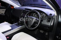Mazda CX-9 kini dilengkapi fitur keselamatan baru yakni i-Activsence. Teknologi tersebut dengan cekatan memberikan peringatan pada pengendara untuk menghindari bahaya tabrakan.
