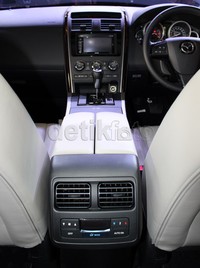 Bagian audio disokong bluetooth, AM/FM, iPod. Monitor ukuran 6,1 inci dengan DVD player juga menjadi pokok utama pada Mazda CX-9 terbaru.