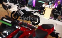 Dari segi desain, motor ini tampak cukup agresif. Desain panel yang tegas melanjip tampak mengisi bagian depan tangki bensin yang berlanjut hingga menjadi engine cover.