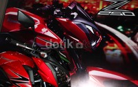 Headlamp di desain compact dengan daya sinar yang lebih agresif.