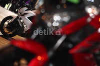 Kawasaki Z250 tersedia dalam pilihan warna yang menarik seperti Flat Ebony, Candy Persimmon Red dan Pearl Stradust White