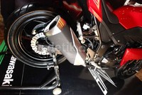 Agresifitas desain itu kemudian makin diperkuat dengan desain lampu yang futuristik serta knalpot yang berukuran lumayan besar.