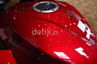 Tangki Kawasaki Z250 didesain dinamis.