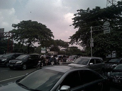 Agustinus Nyanyikan Indonesia Raya di Atas Tower, Lalin di Senayan Tersendat