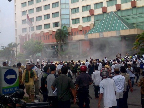 Polisi Bubarkan Aksi Demo Menentang Perobohan Masjid di Medan