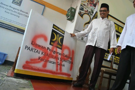 Coretan SAPI di Papan Nama Kantor PKS Genuk Semarang Bikin Kader Emosi
