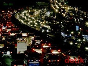 Jelang Tengah Malam, Lalu-Lintas Jakarta Masih Macet