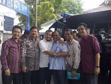 Ditolak Masuk, 5 Anggota FPKS Berpelukan dengan Luthfi di Gerbang Rutan