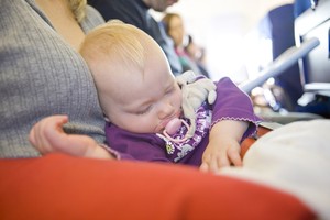 Pertama Kali Terbang Bersama Bayi? Ini 5 Tipsnya