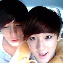 U-Kiss Sumbang Peralatan Sekolah untuk Anak Korban Banjir Jakarta