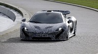 Juaran dunia tahun 2009 itu mengendarai P1 yang badannya masih ditutup cat kamuflase dalam rangka peluncuran mobil Formula 1 tim Vodafone McLaren Mercedes 2013 Formula 1™ yakni MP4-28. (dok McLaren)