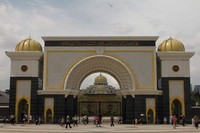 Istana Negara di Jalan Duta ini menggantikan Istana Negara lama yang berada di Jalan Istana. Istana Negara adalah tempat tinggal resmi Yang Dipertuan Agong. Saat ini kekuasaan kerajaan dipegang oleh Tuanku Abdul Halim dari Negeri Kedah. (Marwan/detikTravel)