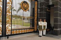 Penjaga Istana Negara sedang melakukan upacara pertukaran shift penjagaan. Wisatawan dilarang masuk ke dalam komplek Istana Negara. Tapi pengunjung dengan bebas bisa berfoto dengan para penjaga istana (Marwan/detikTravel)