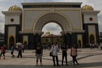 Pemenang Gowes Keliling Malaysia berpose dulu di pintu gerbang Istana Negara. Keunikan bentuk bangunan yang luas dan megah menjadikan Istana Negara ini sebagai salah satu tempat yang banyak dikunjungi para turis mancanegara (Marwan/detikTravel)