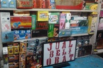 Transaksi Gelap Obat Kuat Ilegal di Siang Bolong