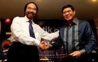 Surya Paloh berjabat tangan dengan Tedjo Edhy seusai serah terima jabatan Ketua Umum Ormas NasDem.