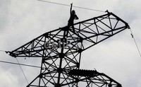 Gaya menunjuk Agustinus di atas puncak tower SUTET.