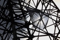 Kain pocong yang dibawa, ia lebarkan dan ikatkan di kerangka besi tower SUTET.
