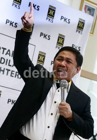 Anis Matta juga mundur dari kursi Wakil Ketua DPR sekaligus meninggalkan Senayan.