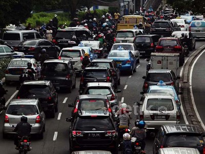 Aksi Panjat Agustinus Tambah Kemacetan
