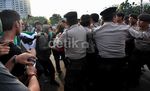 Kritik Pemerintah, Mahasiswa-Polisi Saling Dorong