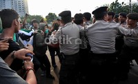 Insiden ini terjadi saat mahasiswa yang mengkritik kinerja SBY-Boediono bergerak ke arah istana.