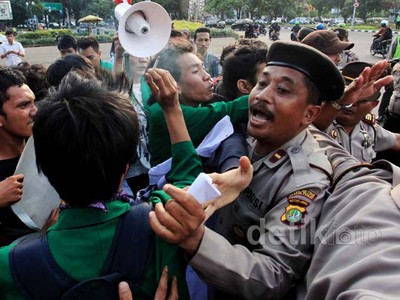 Kritik Pemerintah, Mahasiswa-Polisi Saling Dorong
