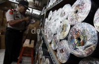 Sebanyak 6 ton VCD dan DVD bajakan disita Dirjen HAKI.