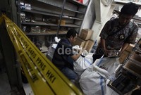 Bagi pelaku yang melanggar Undang-undang Hak Cipta akan dikenai pasal 72 ayat 2 tahun 2002 tentang Hak Cipta dengan hukuman lima tahun dan denda Rp 500 juta. Pelaku juga bisa dikenai pasal 1 dengan ancaman 7 tahun penjara dan denda Rp 5 miliar.