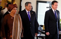 (Ki-ka) Presiden Ellen Johnson Sirleaf, Presiden SBY, dan PM Inggris David Cameron tiba di lokasi pertemuan di Hotel Grand Royal, Monrovia. (Setpres).