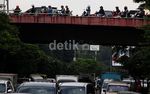 Aksi Panjat Agustinus Tambah Kemacetan