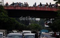 Pengendara tampak menonton aksi Agustinus.