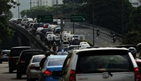Kemacetan terjadi bukan hanya karena aksi 'tontonan gratis' ini, namun juga karena kepadatan lalu lintas.