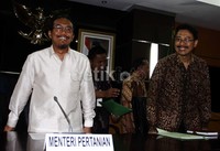 Suswono menggelar jumpa pers dengan didampingi Dirjen Perternakan dan Kesehatan Hewan (PKH), Syukur Iwantoro. Ramses/detikFoto.