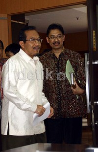 Suswono dan Syukur Iwantoro tiba di lokasi jumpa pers. Ramses/detikFoto.