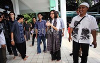 Wanda tiba di Masjid Ni'matul Ittihad, Pondok Pinang, Jakarta Selatan.