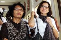 Begitu tiba, Wanda langsung memasuki Masjid Ni'matul Ittihad, Pondok Pinang, Jakarta Selatan.