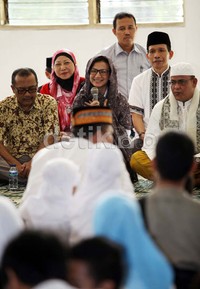 Wanda menggelar syukuran tersebut bersama ratusan anak yatim.